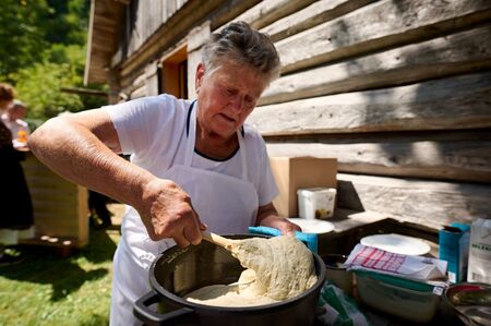 52. Lučki dan_Od štanta do štanta. Priprava masuneka (Vlcerska bajta, DU Luče)